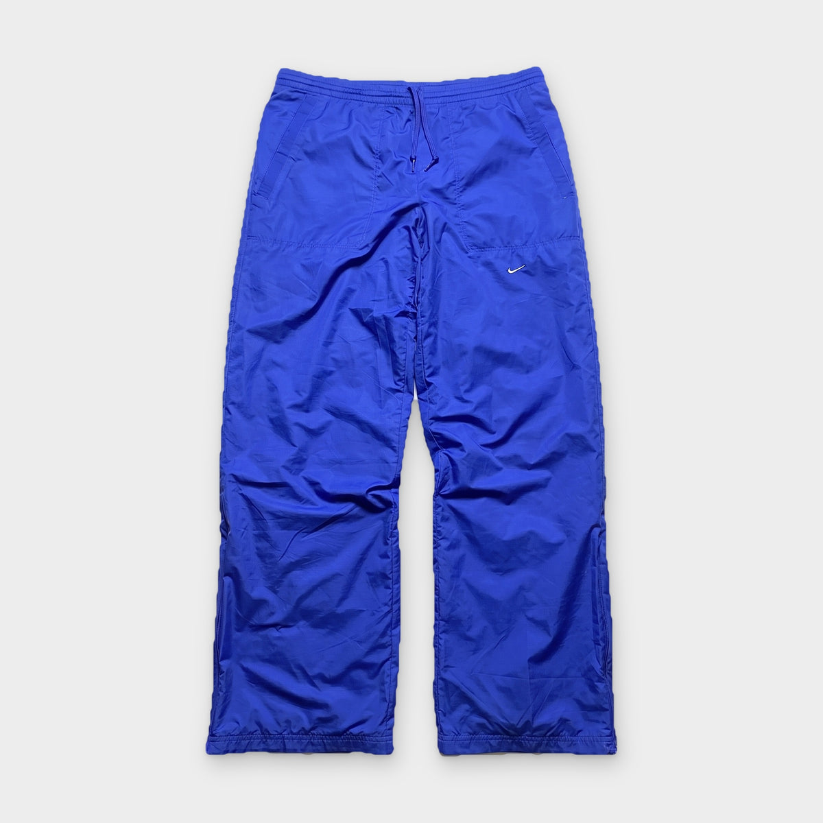 KI-Cover: Vintage Nike Trackpants (M), aus unseren Fotos geglättet (KI-Ansicht nach unseren Fotos)