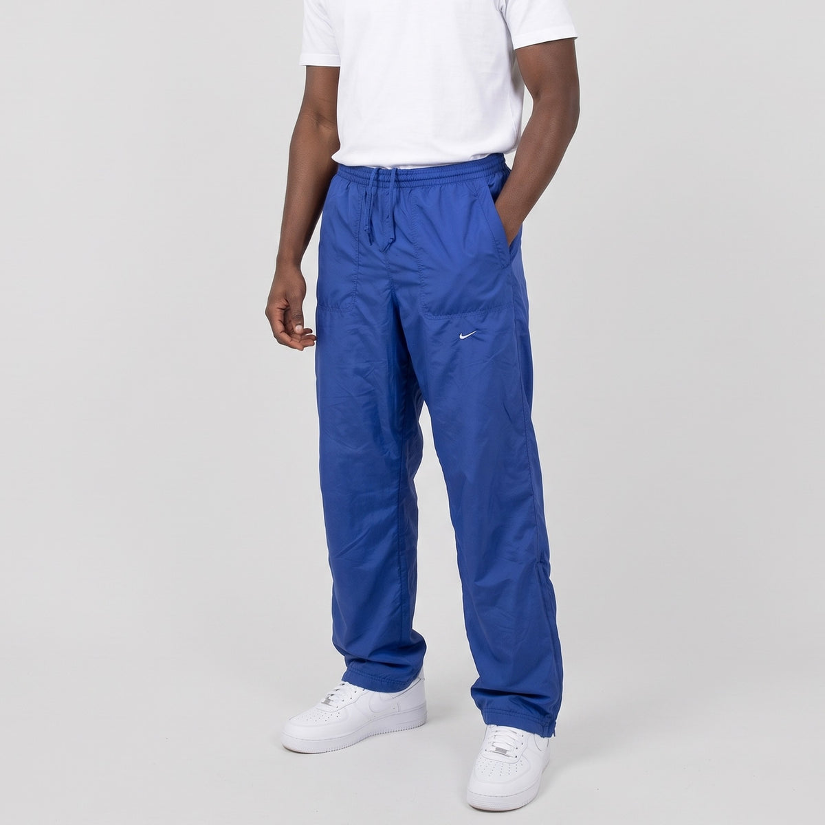 KI-Ansicht: Vintage Nike Trackpants (M) getragen (KI-Visualisierung nach unseren Fotos)