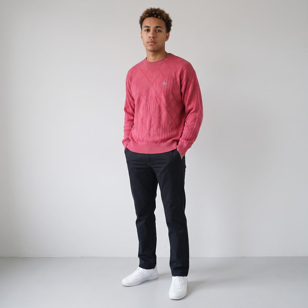 KI-Ansicht: Vintage Lacoste Sweater (XL) getragen (KI-Visualisierung nach unseren Fotos)