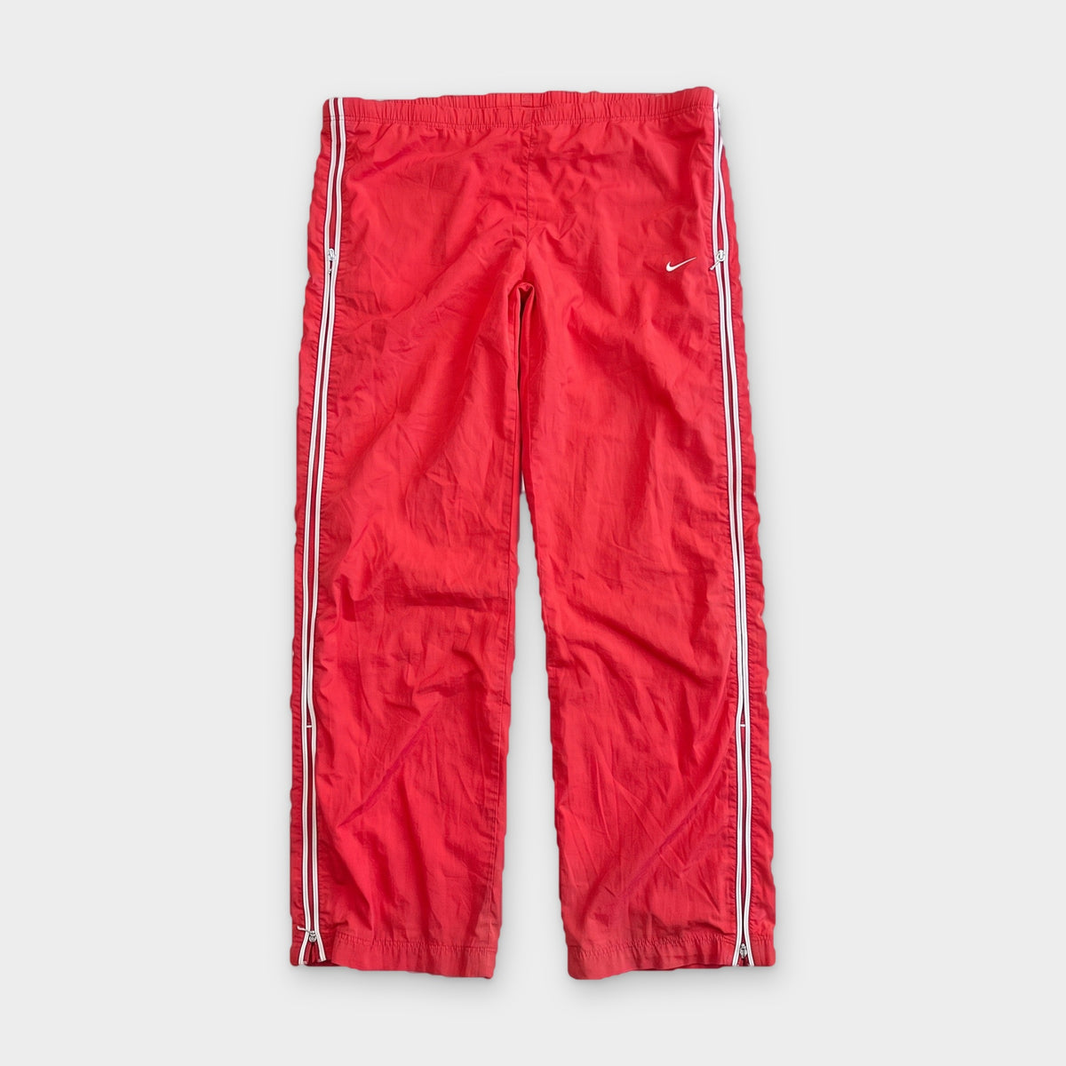 KI-Cover: Vintage Nike Trackpants (M), aus unseren Fotos geglättet (KI-Ansicht nach unseren Fotos)
