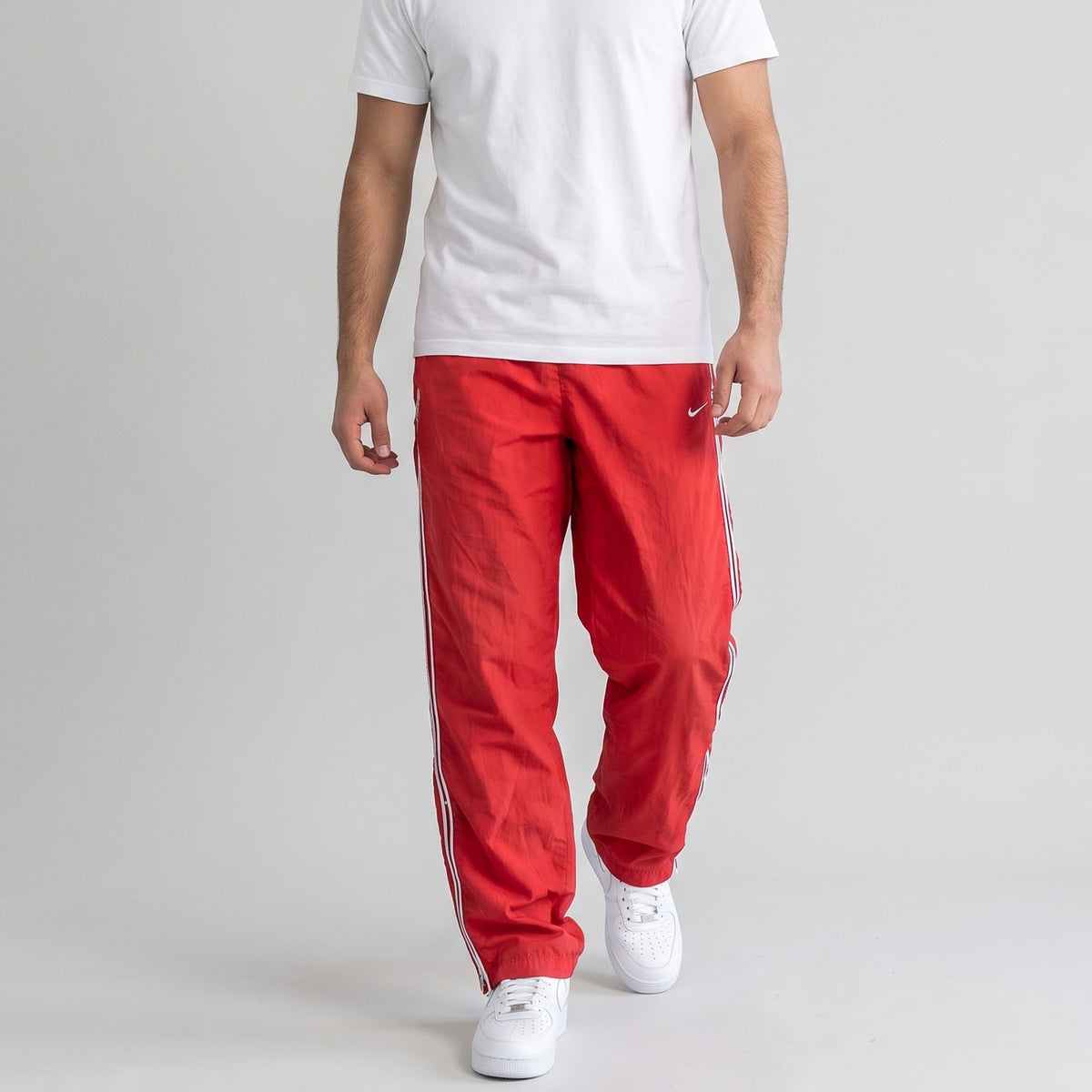 KI-Ansicht: Vintage Nike Trackpants (M) getragen (KI-Visualisierung nach unseren Fotos)