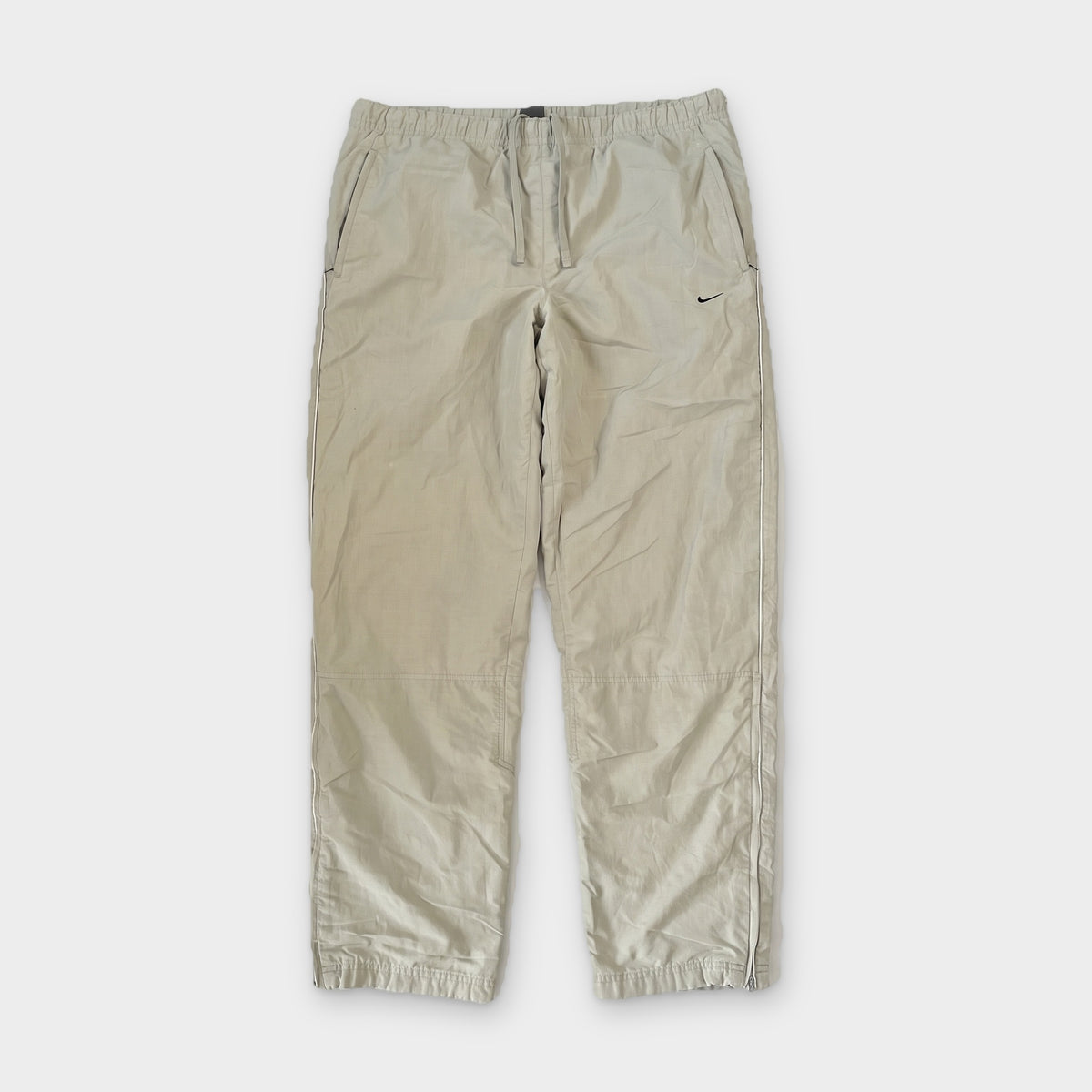 KI-Cover: Vintage Nike Trackpants (M), aus unseren Fotos geglättet (KI-Ansicht nach unseren Fotos)