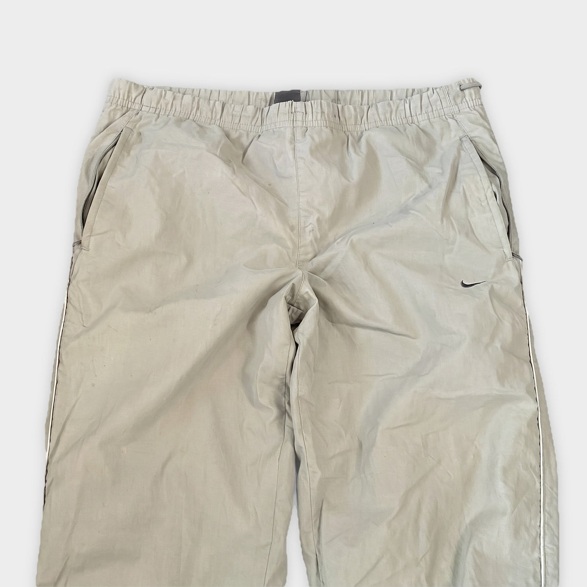 KI-Detail: Vintage Nike Trackpants (M), KI-Ansicht nach unseren Fotos