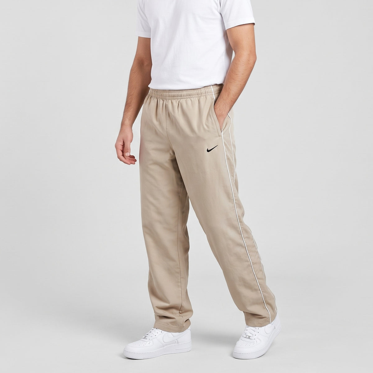 KI-Ansicht: Vintage Nike Trackpants (M) getragen (KI-Visualisierung nach unseren Fotos)