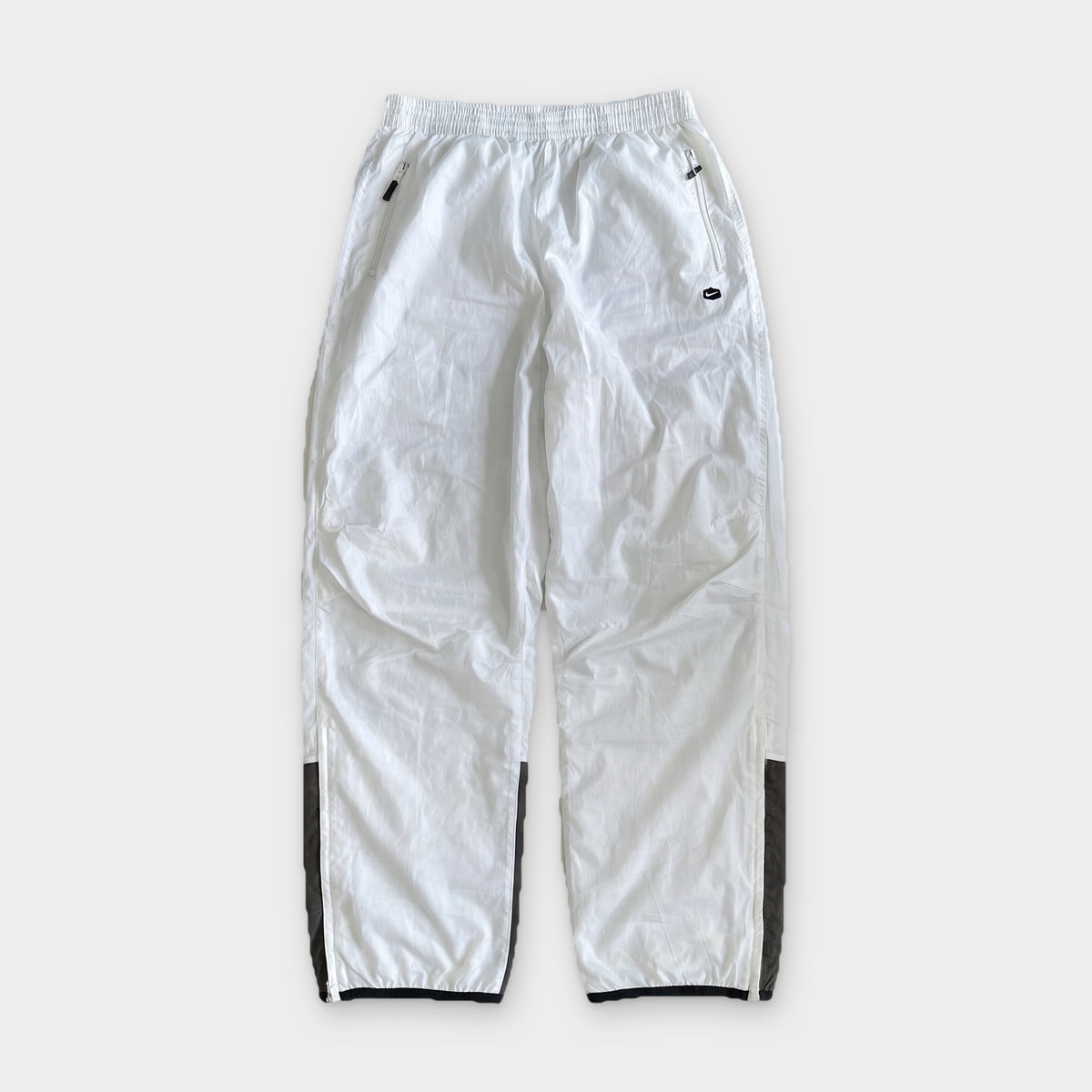 KI-Cover: Vintage Nike Trackpants (M), aus unseren Fotos geglättet (KI-Ansicht nach unseren Fotos)