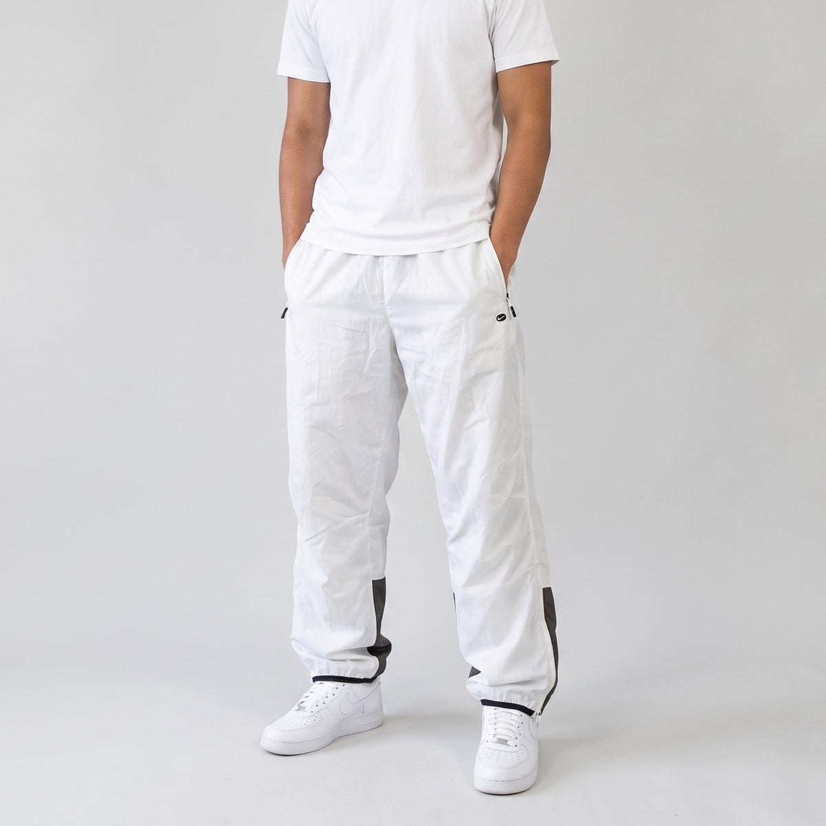 KI-Ansicht: Vintage Nike Trackpants (M) getragen (KI-Visualisierung nach unseren Fotos)