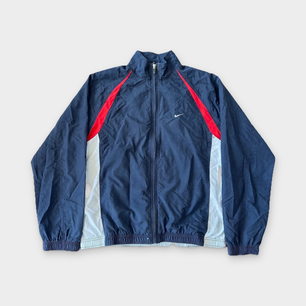 KI-Cover: Vintage Nike Trackjacket (L), aus unseren Fotos geglättet (KI-Ansicht nach unseren Fotos)