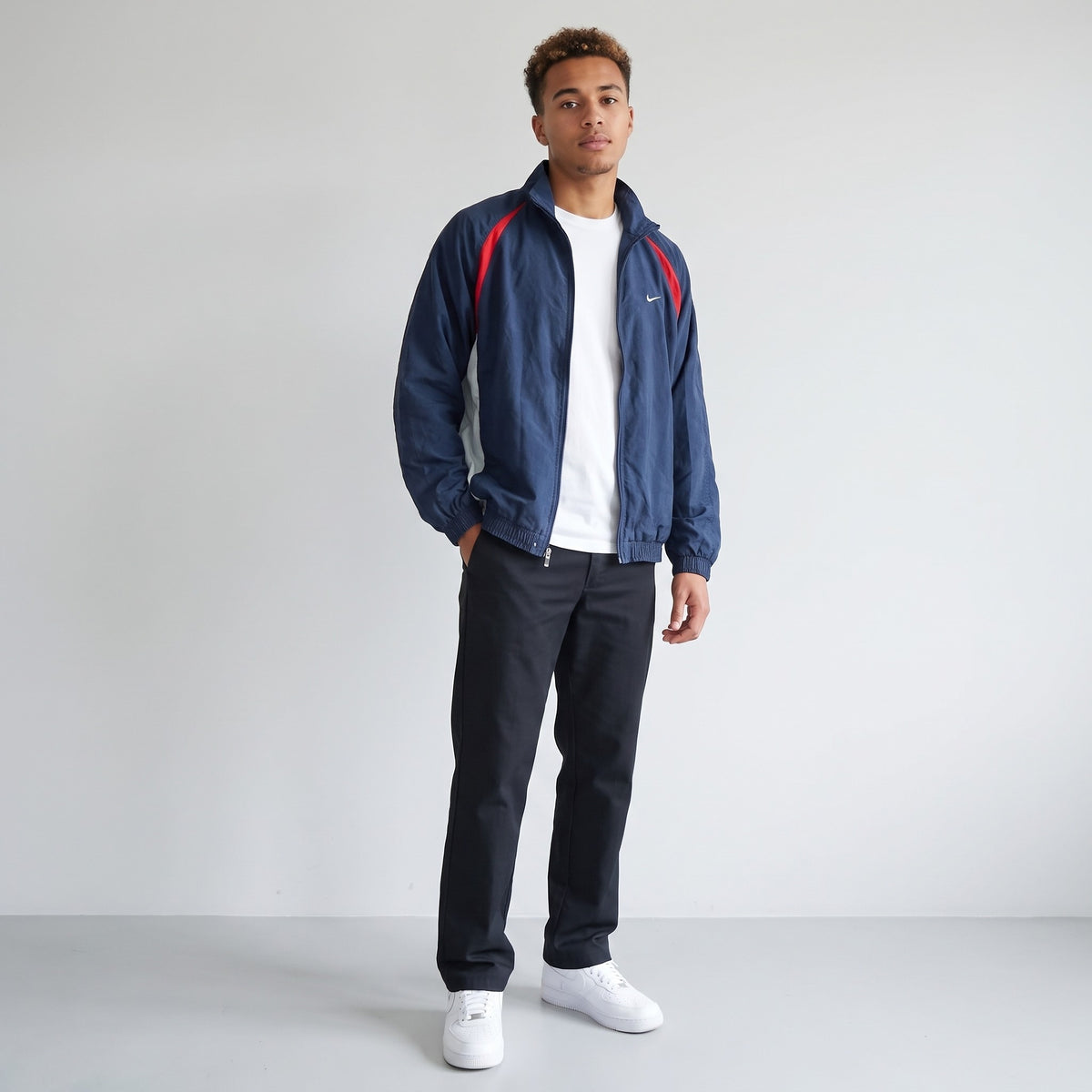 KI-Ansicht: Vintage Nike Trackjacket (L) getragen (KI-Visualisierung nach unseren Fotos)