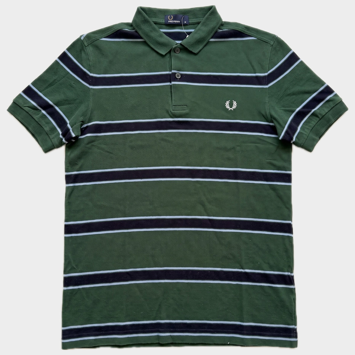Glattes Liegefoto: Vintage Fred Perry Poloshirt (M) (KI-Aufbereitung, Zustand siehe echte Fotos)