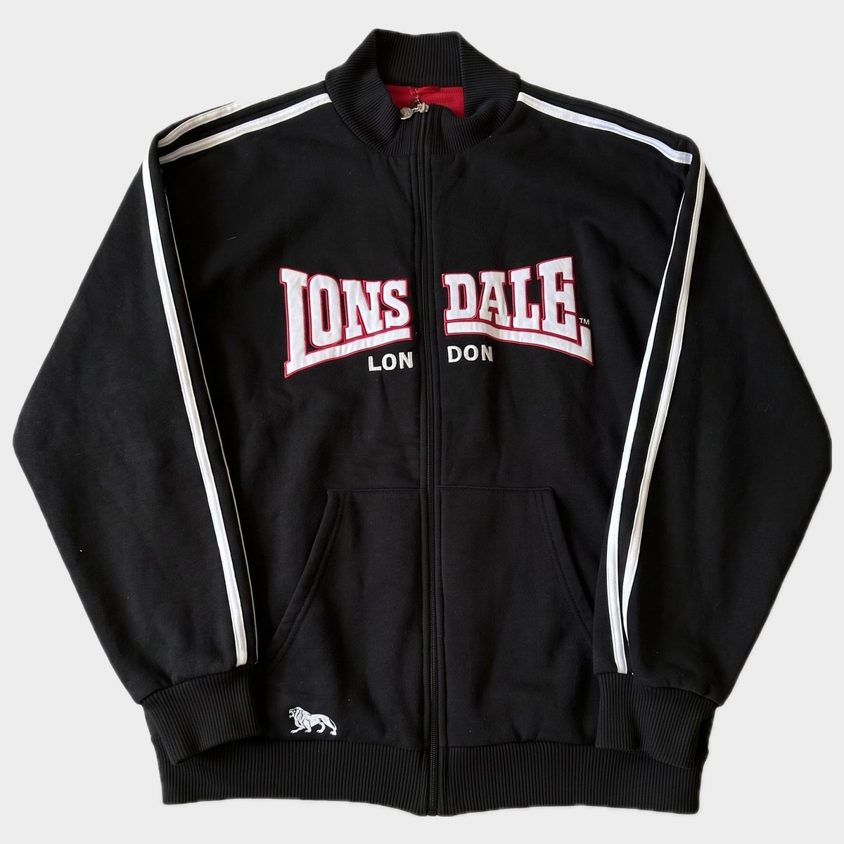 Glattes Liegefoto: Vintage Lonsdale Trackjacket (XL) (KI-Aufbereitung, Zustand siehe echte Fotos)