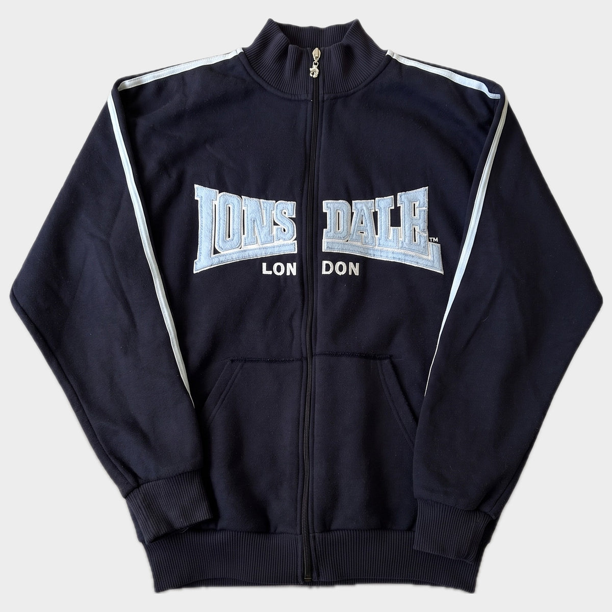 Glattes Liegefoto: Vintage Lonsdale Trackjacket (S) (KI-Aufbereitung, Zustand siehe echte Fotos)