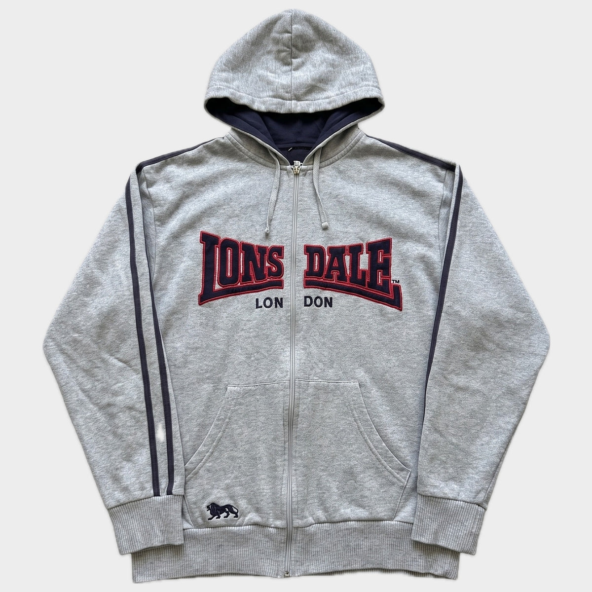 Glattes Liegefoto: Vintage Lonsdale Hoodie (M) (KI-Aufbereitung, Zustand siehe echte Fotos)
