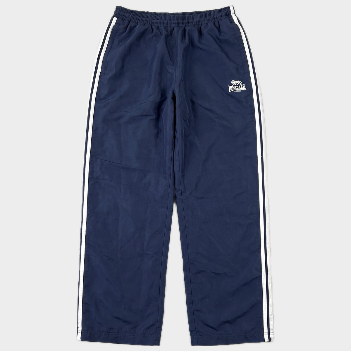 Glattes Liegefoto: Vintage Lonsdale Trackpants (S) (KI-Aufbereitung, Zustand siehe echte Fotos)