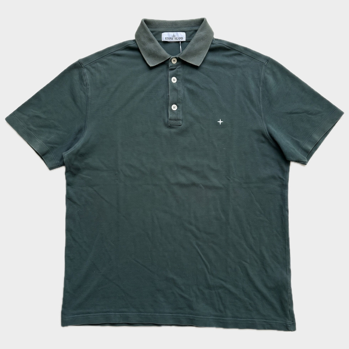 Glattes Liegefoto: Vintage Stone Island Poloshirt (M) (KI-Aufbereitung, Zustand siehe echte Fotos)