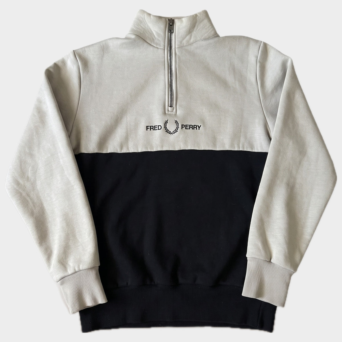 Glattes Liegefoto: Vintage Fred Perry Halfzip (S) (KI-Aufbereitung, Zustand siehe echte Fotos)