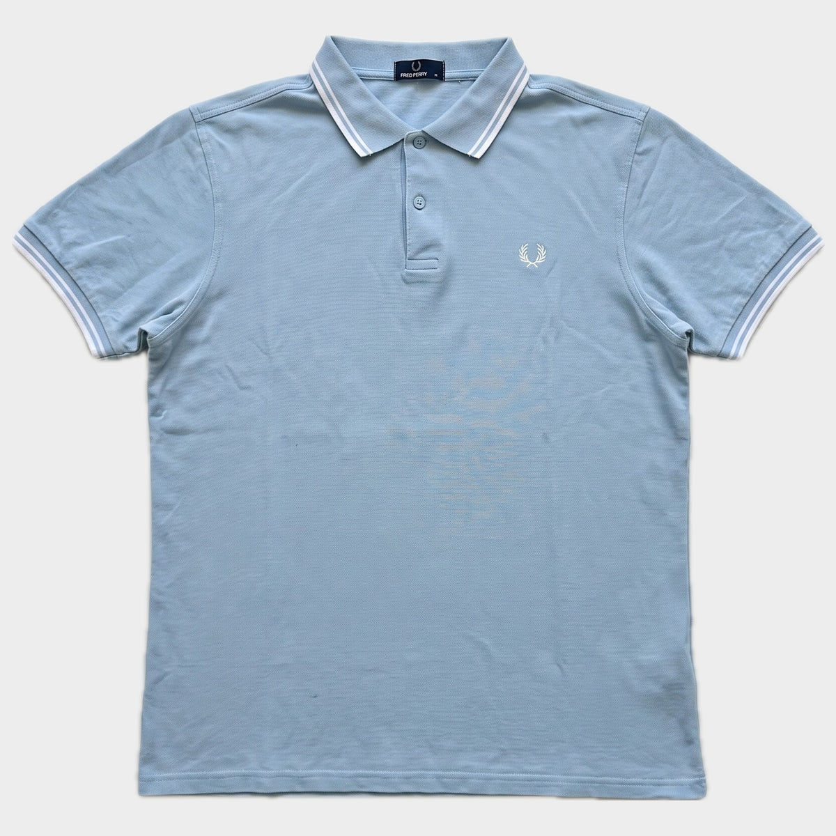 Glattes Liegefoto: Vintage Fred Perry Poloshirt (L) (KI-Aufbereitung, Zustand siehe echte Fotos)