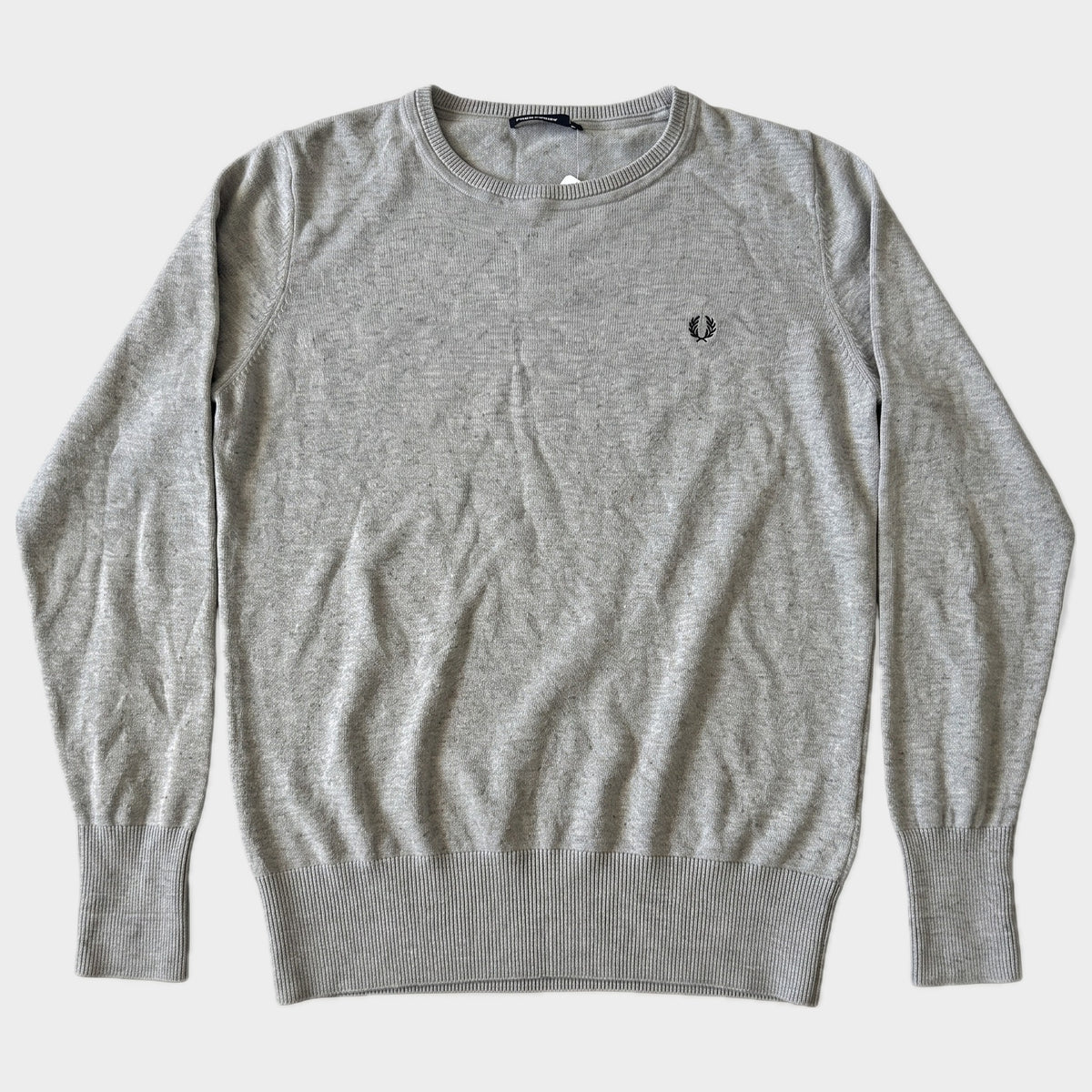Glattes Liegefoto: Vintage Fred Perry Sweater (S) (KI-Aufbereitung, Zustand siehe echte Fotos)