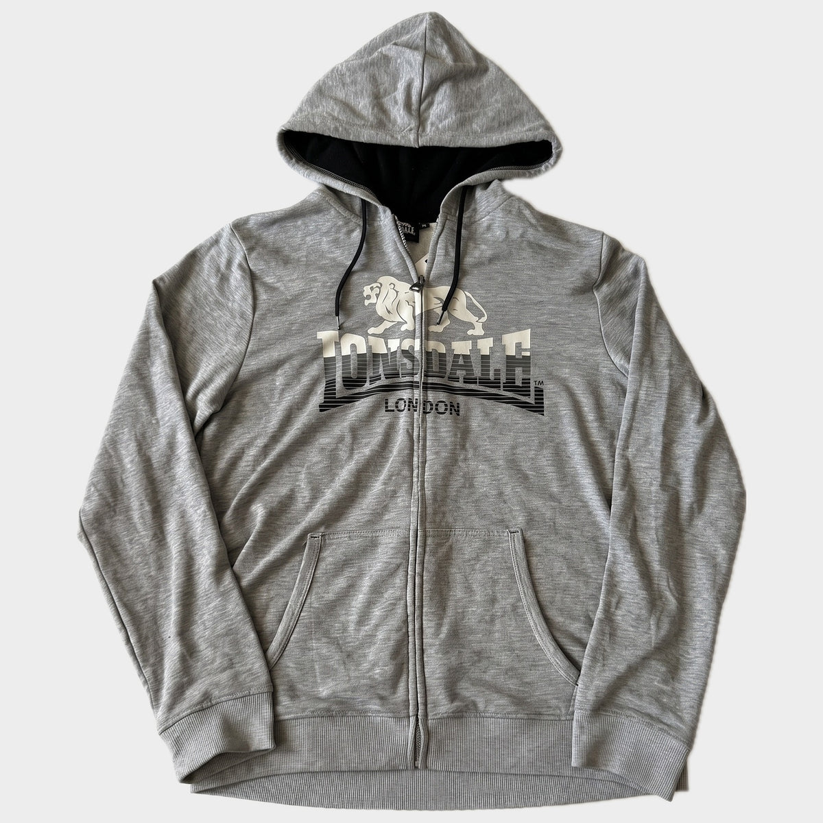 Glattes Liegefoto: Vintage Lonsdale Hoodie (XL) (KI-Aufbereitung, Zustand siehe echte Fotos)