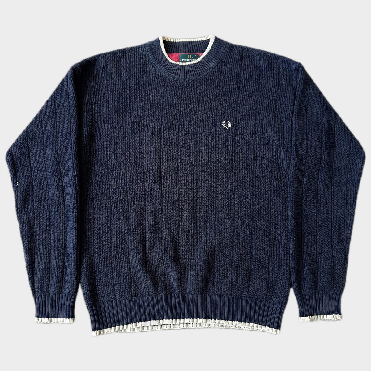 Glattes Liegefoto: Vintage Fred Perry Sweater (M) (KI-Aufbereitung, Zustand siehe echte Fotos)