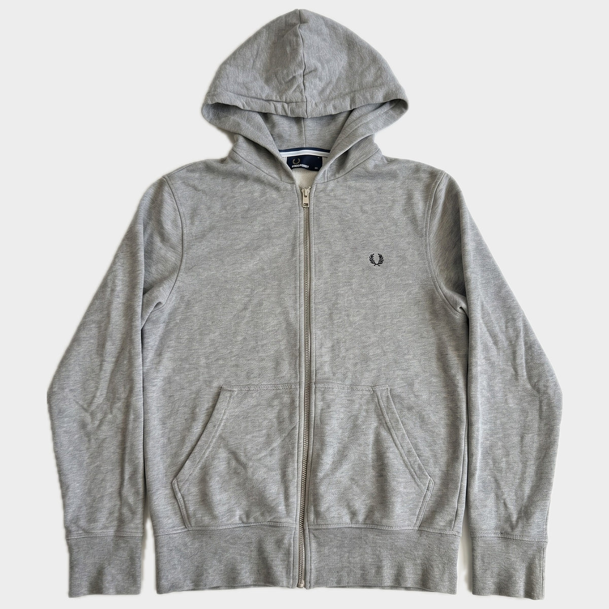 Glattes Liegefoto: Vintage Fred Perry Hoodie (S) (KI-Aufbereitung, Zustand siehe echte Fotos)