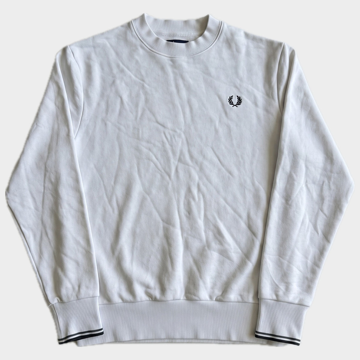 Glattes Liegefoto: Vintage Fred Perry Sweater (M) (KI-Aufbereitung, Zustand siehe echte Fotos)