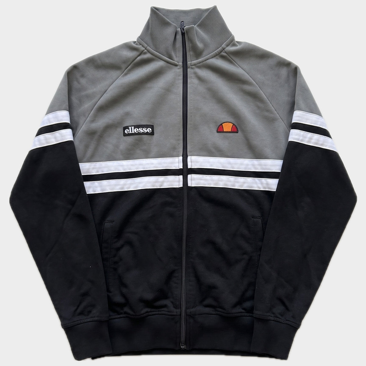 Glattes Liegefoto: Vintage ellesse Trackjacket (S) (KI-Aufbereitung, Zustand siehe echte Fotos)