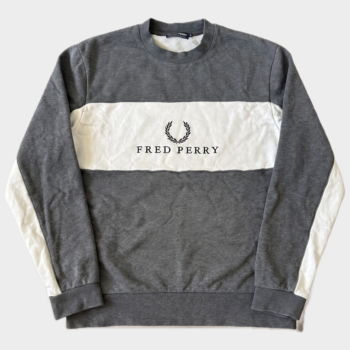Glattes Liegefoto: Vintage Fred Perry Sweater (S) (KI-Aufbereitung, Zustand siehe echte Fotos)