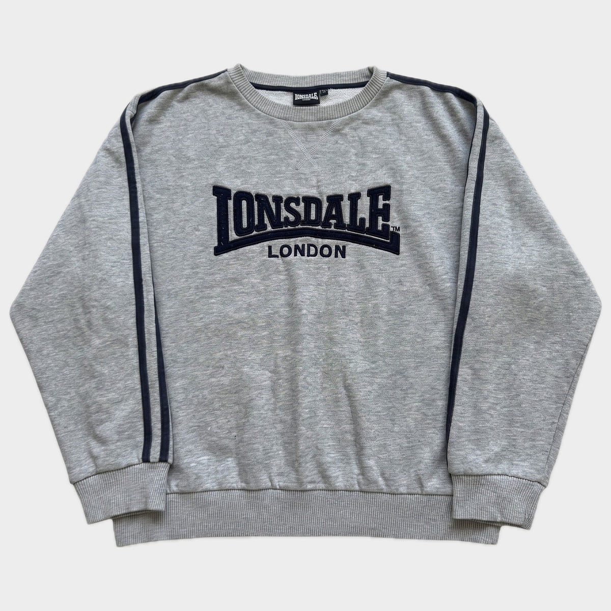 Glattes Liegefoto: Vintage Lonsdale Sweater (L) (KI-Aufbereitung, Zustand siehe echte Fotos)