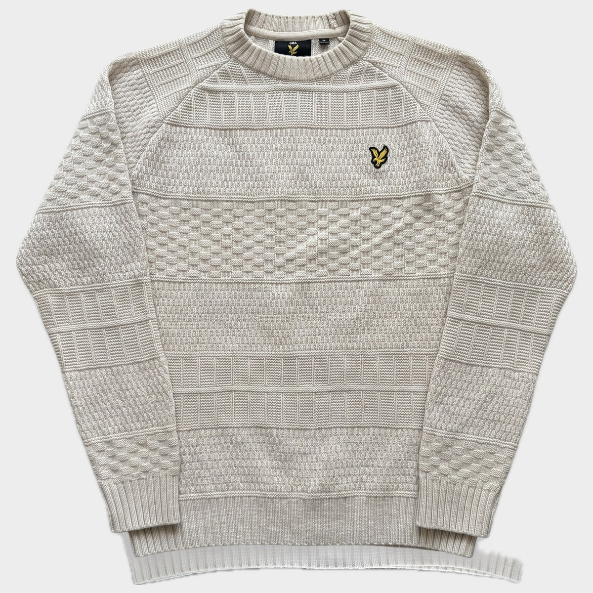 Glattes Liegefoto: Vintage Lyle & Scott Sweater (M) (KI-Aufbereitung, Zustand siehe echte Fotos)