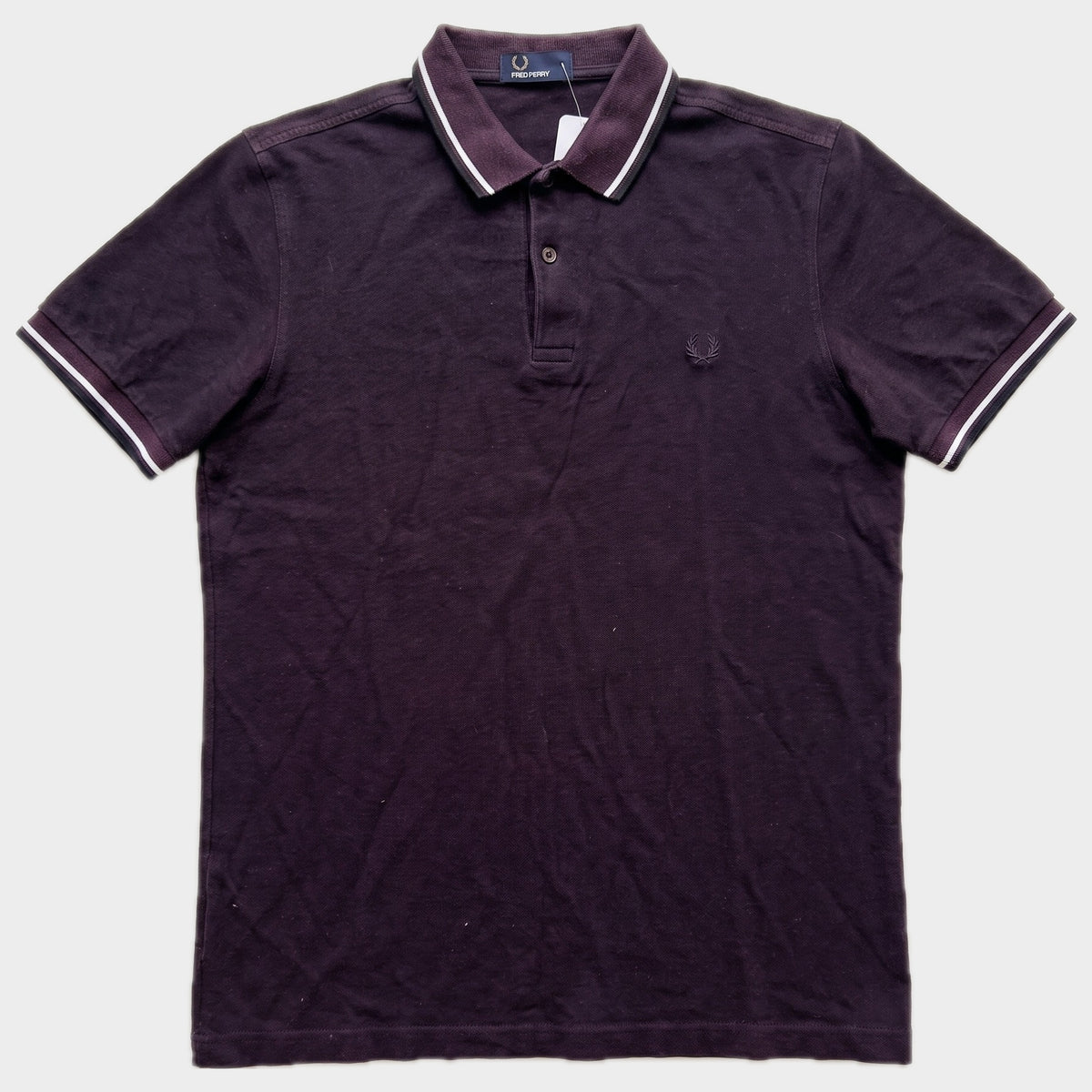 Glattes Liegefoto: Vintage Fred Perry Poloshirt (L) (KI-Aufbereitung, Zustand siehe echte Fotos)