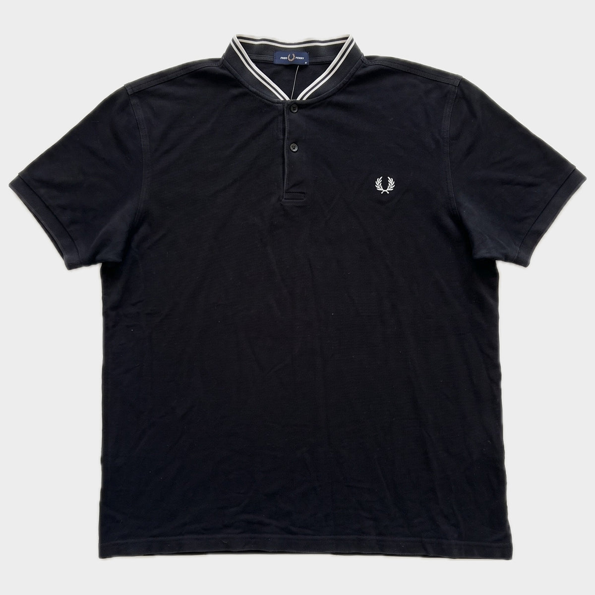 Glattes Liegefoto: Vintage Fred Perry Poloshirt (L) (KI-Aufbereitung, Zustand siehe echte Fotos)