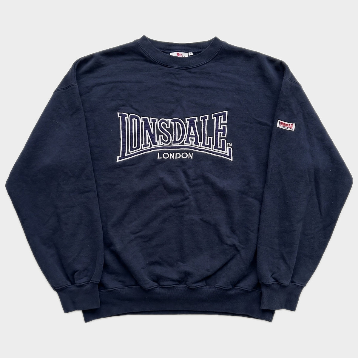 Glattes Liegefoto: Vintage Lonsdale Sweater (M) (KI-Aufbereitung, Zustand siehe echte Fotos)