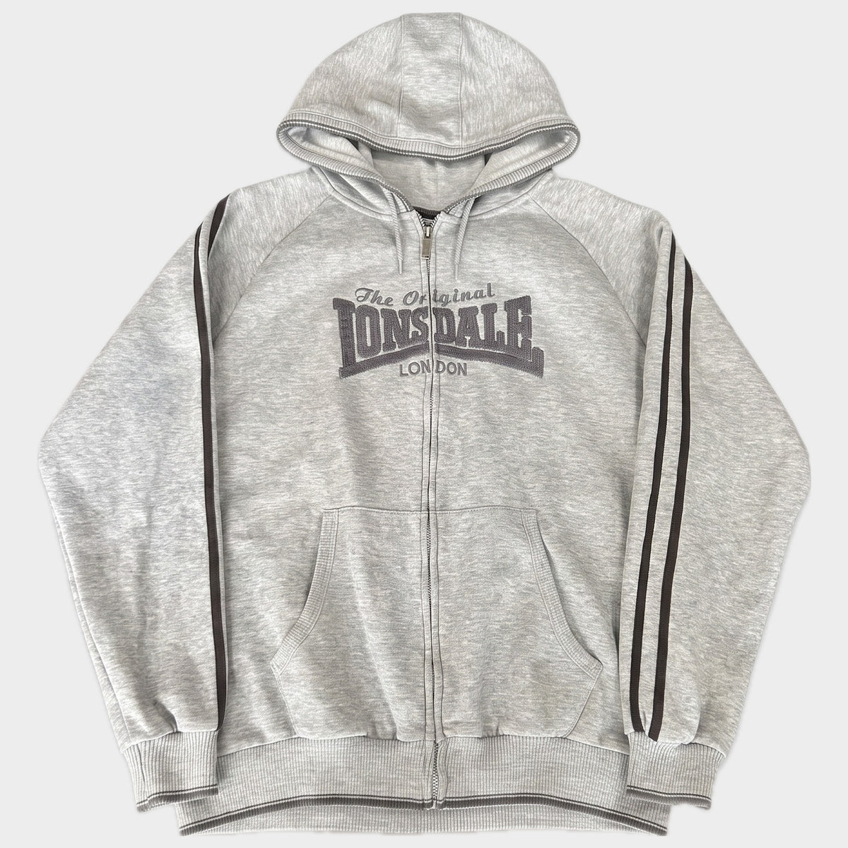 Glattes Liegefoto: Vintage Lonsdale Hoodie (XL) (KI-Aufbereitung, Zustand siehe echte Fotos)