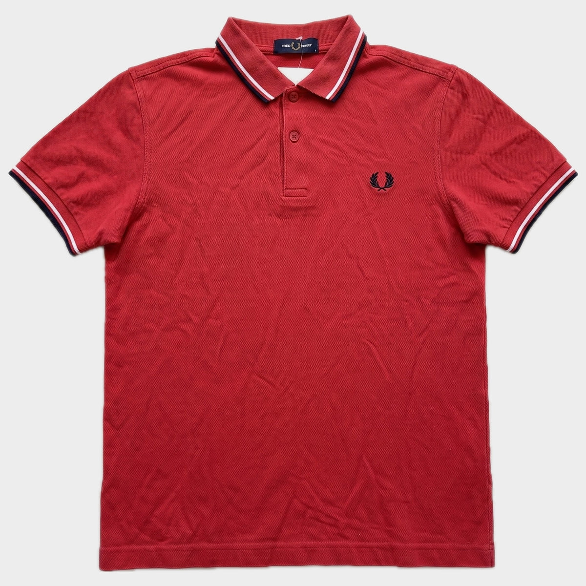 Glattes Liegefoto: Vintage Fred Perry Poloshirt (S) (KI-Aufbereitung, Zustand siehe echte Fotos)