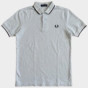 Glattes Liegefoto: Vintage Fred Perry Poloshirt (S) (KI-Aufbereitung, Zustand siehe echte Fotos)