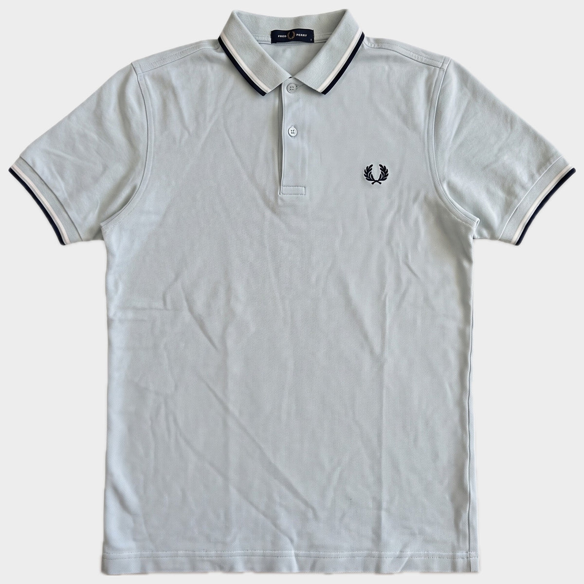 Glattes Liegefoto: Vintage Fred Perry Poloshirt (S) (KI-Aufbereitung, Zustand siehe echte Fotos)