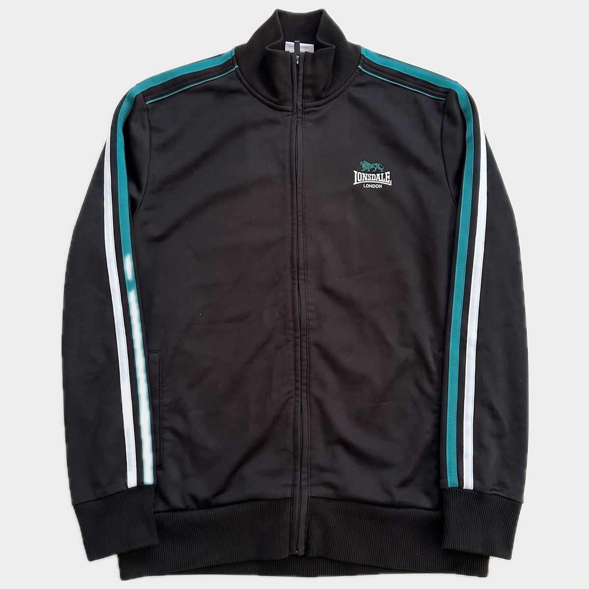 Glattes Liegefoto: Vintage Lonsdale Trackjacket (S) (KI-Aufbereitung, Zustand siehe echte Fotos)