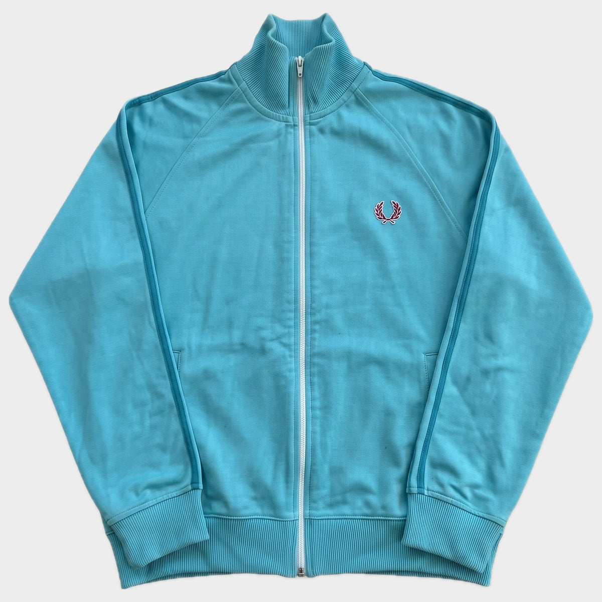 Glattes Liegefoto: Vintage Fred Perry Trackjacket (S) (KI-Aufbereitung, Zustand siehe echte Fotos)