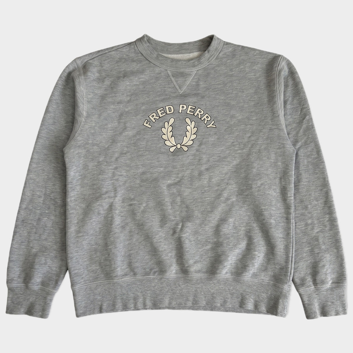 Glattes Liegefoto: Vintage Fred Perry Sweater (M) (KI-Aufbereitung, Zustand siehe echte Fotos)