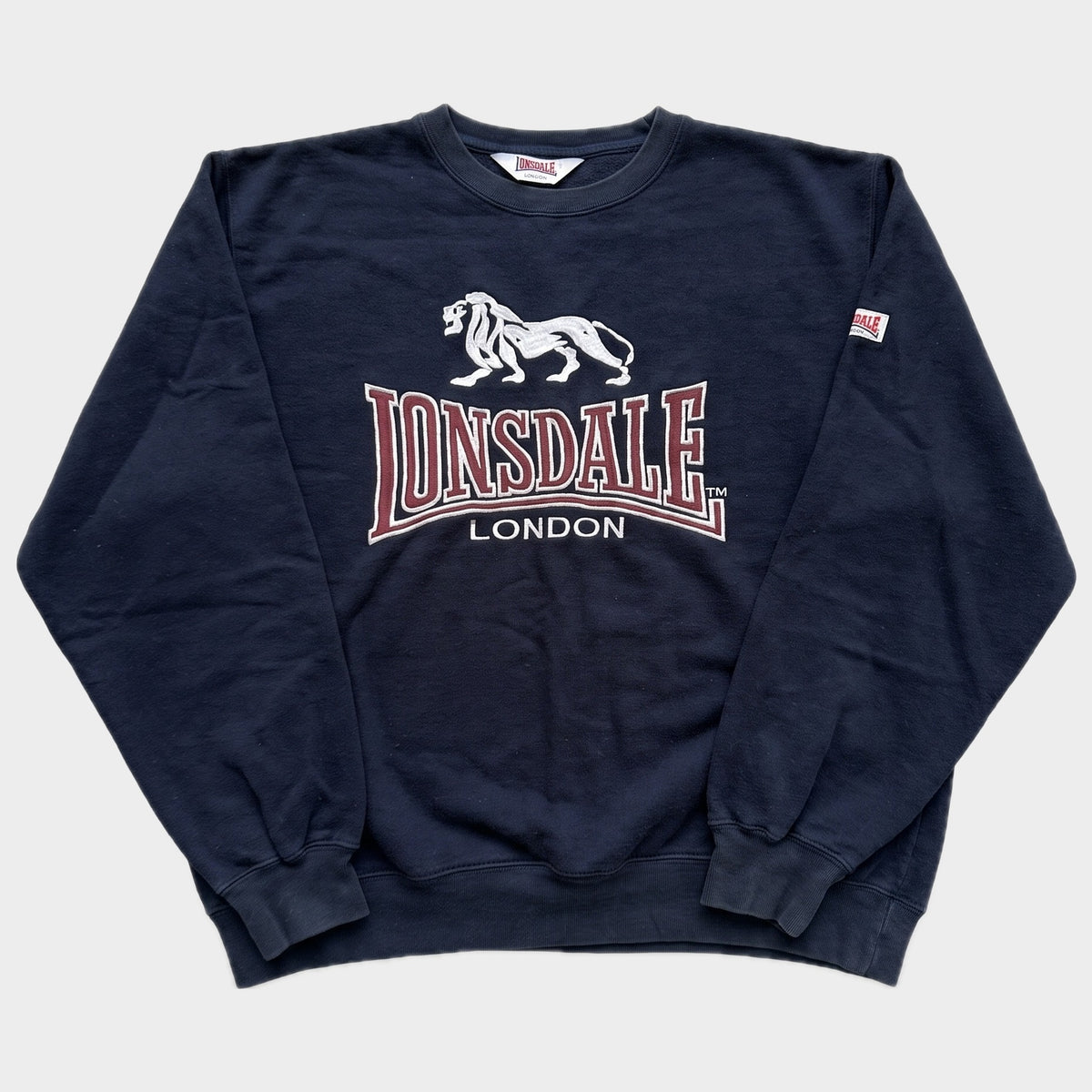 Glattes Liegefoto: Vintage Lonsdale Sweater (M) (KI-Aufbereitung, Zustand siehe echte Fotos)