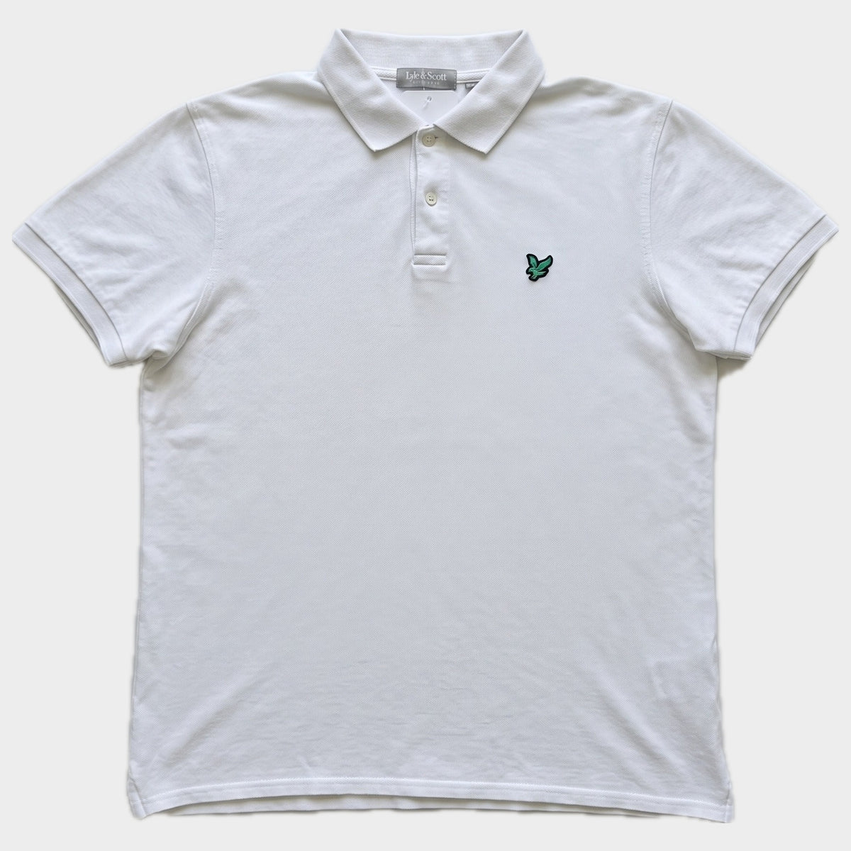 Glattes Liegefoto: Vintage Lyle & Scott Poloshirt (M) (KI-Aufbereitung, Zustand siehe echte Fotos)