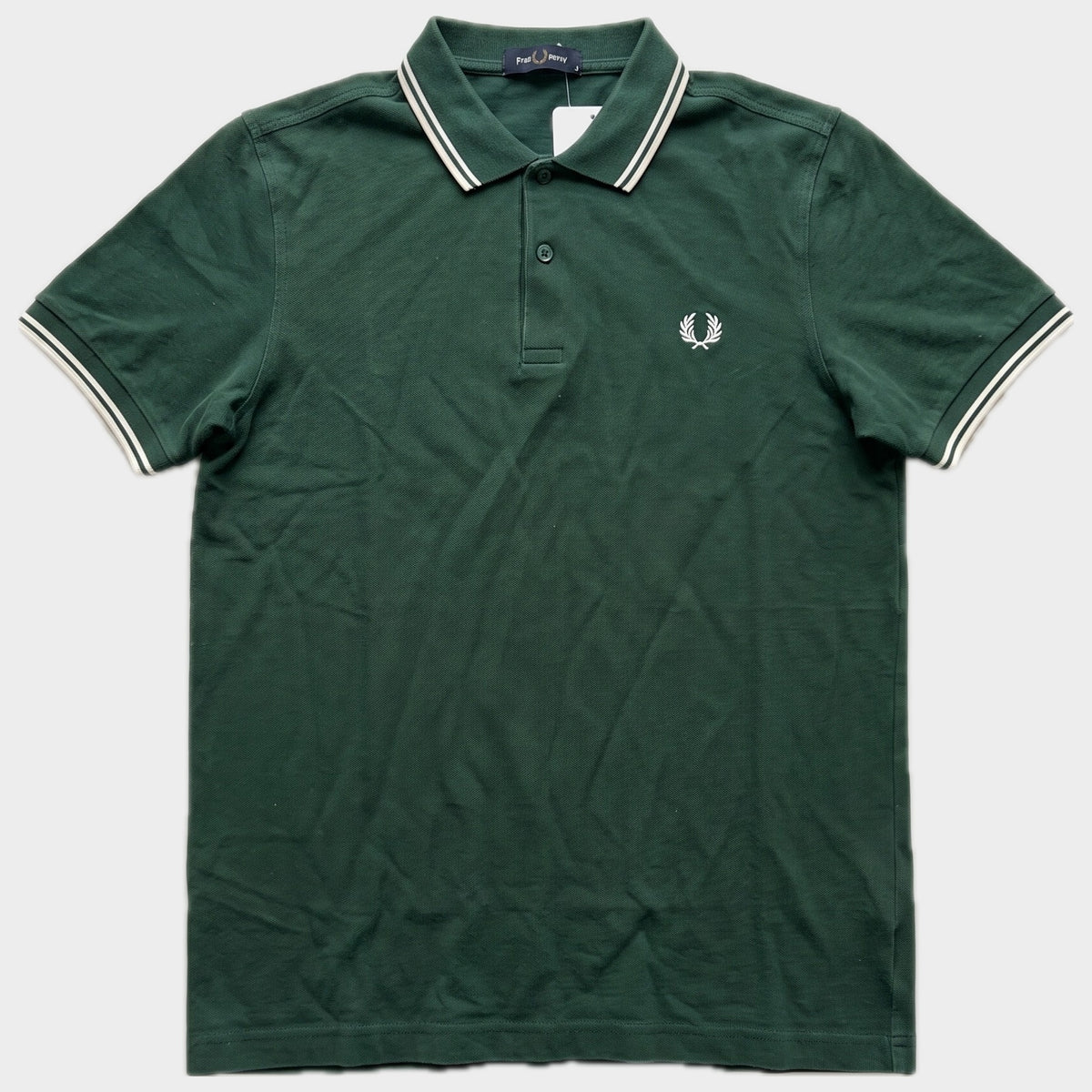 Glattes Liegefoto: Vintage Fred Perry Poloshirt (M) (KI-Aufbereitung, Zustand siehe echte Fotos)