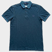 Glattes Liegefoto: Vintage Fred Perry Poloshirt (M) (KI-Aufbereitung, Zustand siehe echte Fotos)