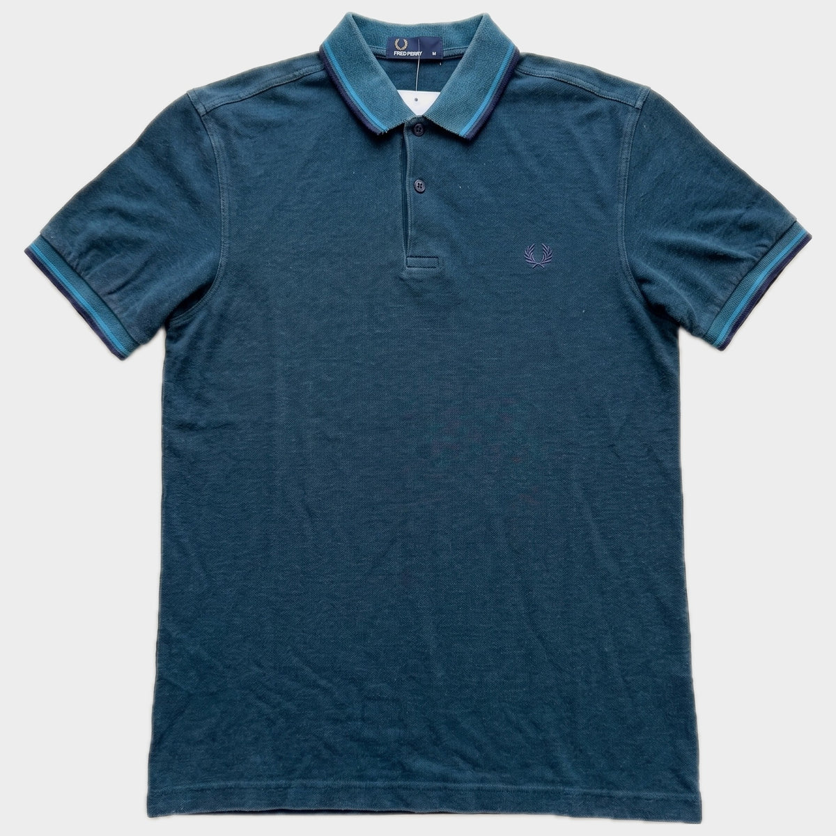 Glattes Liegefoto: Vintage Fred Perry Poloshirt (M) (KI-Aufbereitung, Zustand siehe echte Fotos)